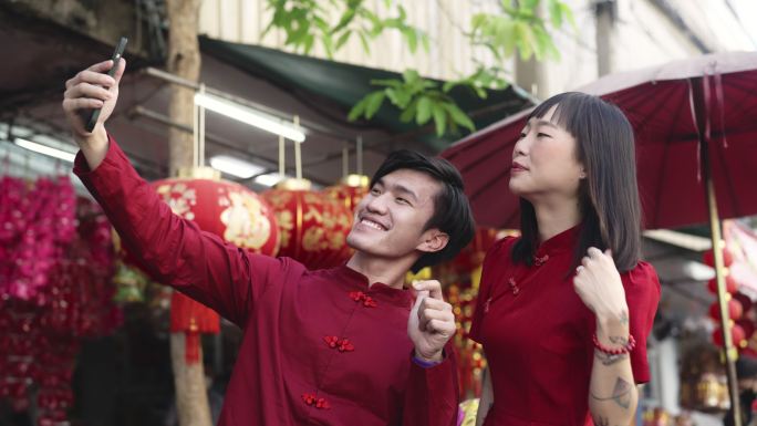中国夫妇在旅行中玩得很开心。