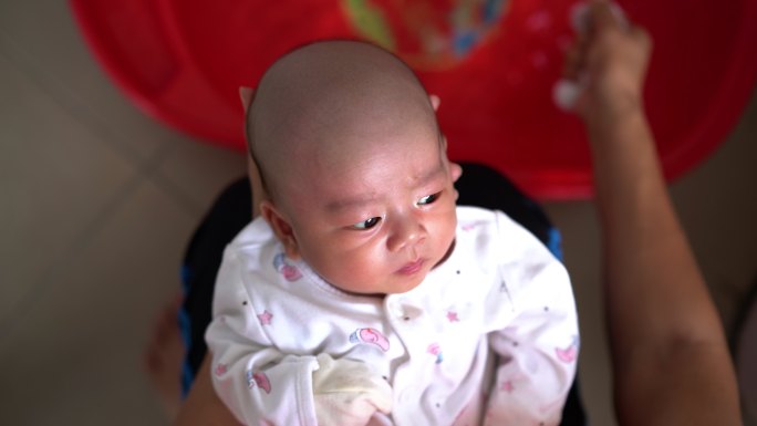 亚洲妇女用布清洁婴儿口腔