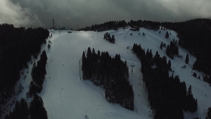 冬季阿尔加兹山滑雪山的镜头