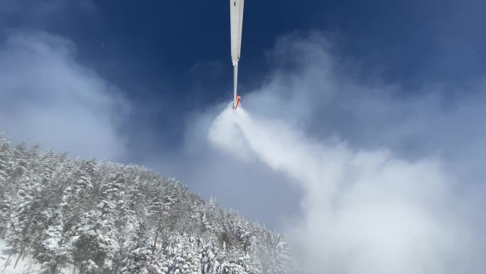 雪炮在滑雪坡和树上喷洒人造雪