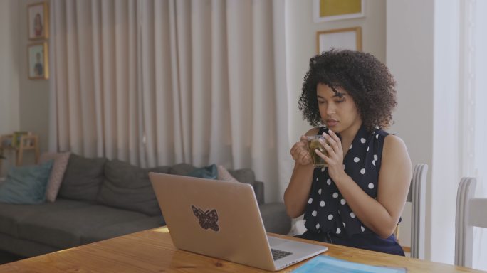 一名年轻女子在家工作时喝茶的4k视频片段