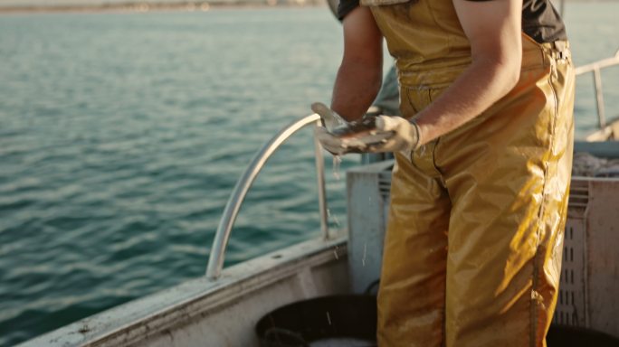 展示新鲜捕获物的独立渔民肖像