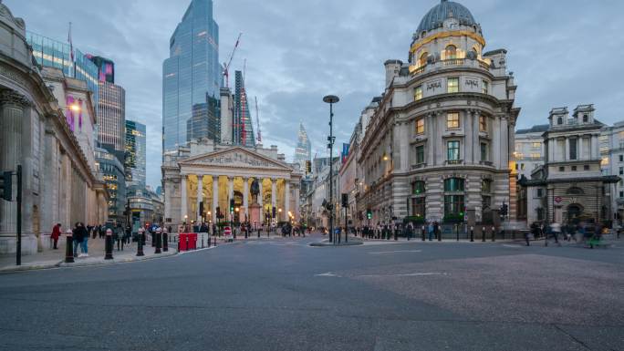 黄昏时分，英格兰银行和伦敦金融区的摩天大楼——4k延时（倾斜向上）