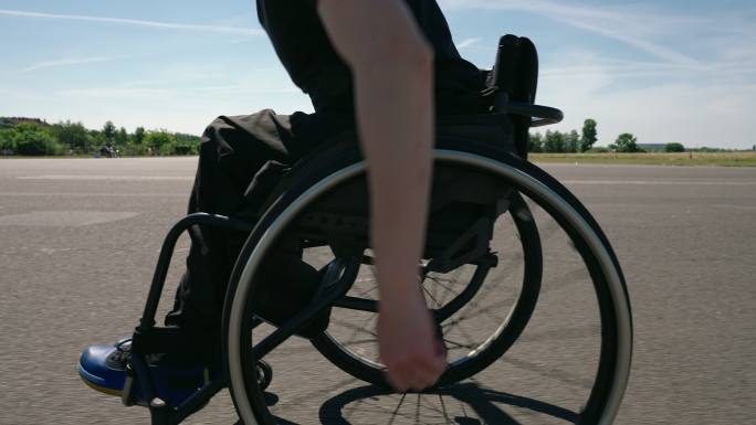 残疾男子在户外轮椅上锻炼