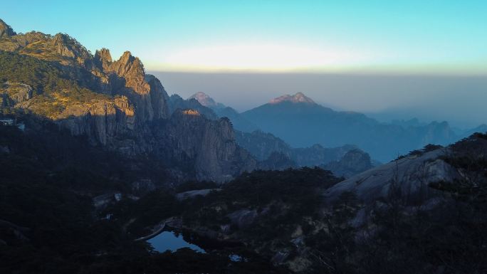 中国黄山，山顶黄山或黄山上的时差雾和松树上的冰片