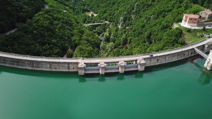 意大利亚平宁山脉大坝上的桥梁鸟瞰图
