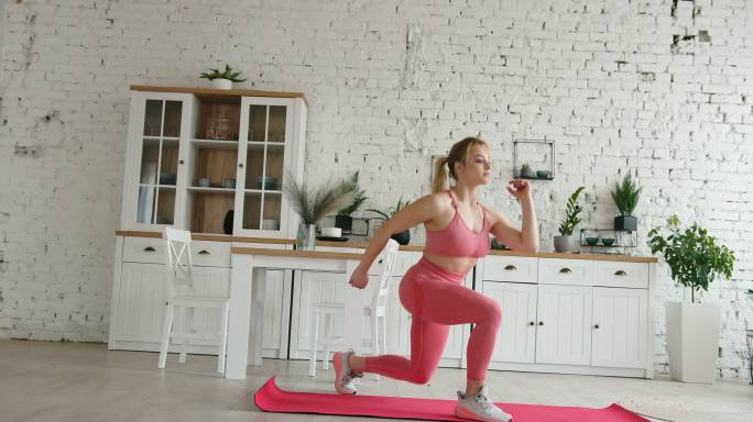 混血金发女子在家做瑜伽健身操，锻炼柔韧性和柔韧性