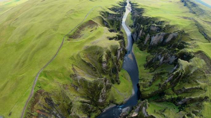 鸟瞰冰岛奢华的河流形成