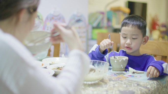 小孩吃饭