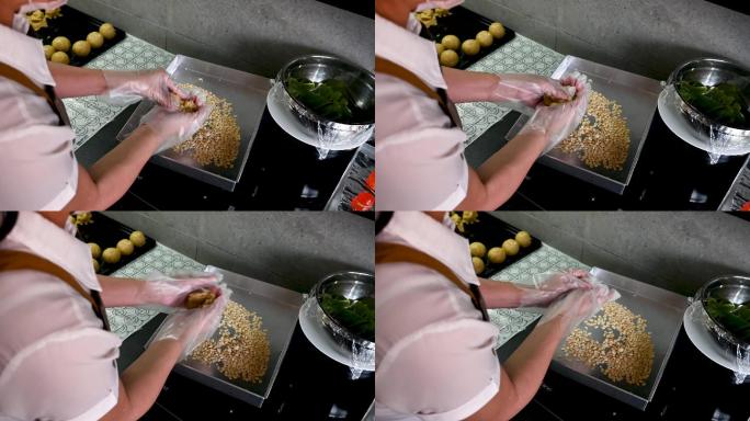 一位亚裔中国女子在家里揉着食谱的配料