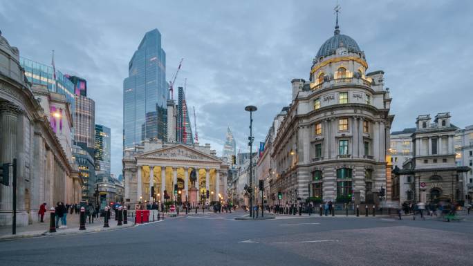 黄昏时分，英格兰银行和伦敦金融区摩天大楼的宽阔照明场景——4k延时