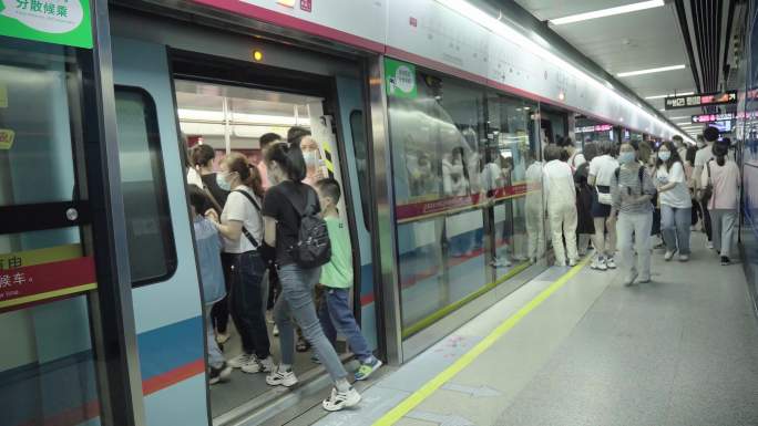 实拍广州地铁上下车人流脚步