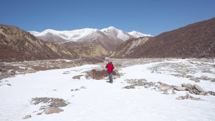 亚洲中年人在青藏高原荒野地区徒步旅行