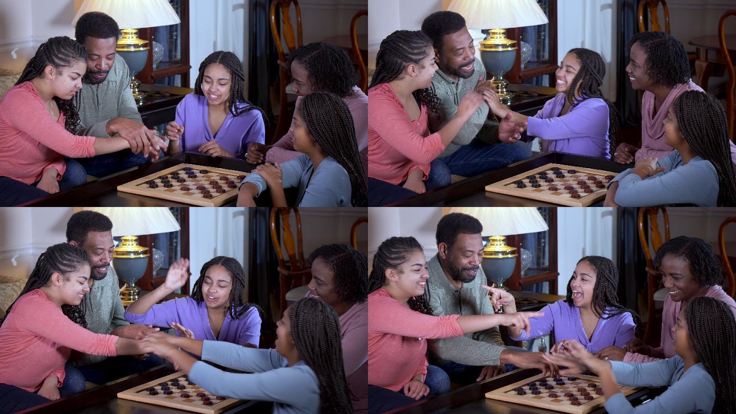 在家玩跳棋的非裔美国人家庭