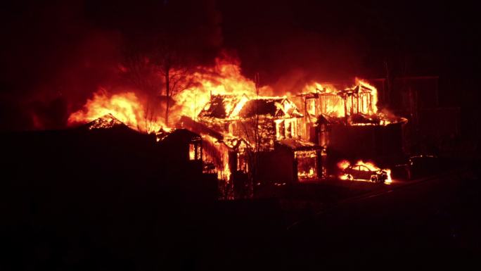 科罗拉多州博尔德郊外的马歇尔大火中，末日般的野火烧毁了高级住宅