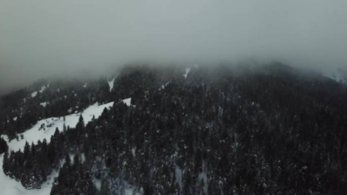 冬季阿尔加兹山滑雪山的镜头