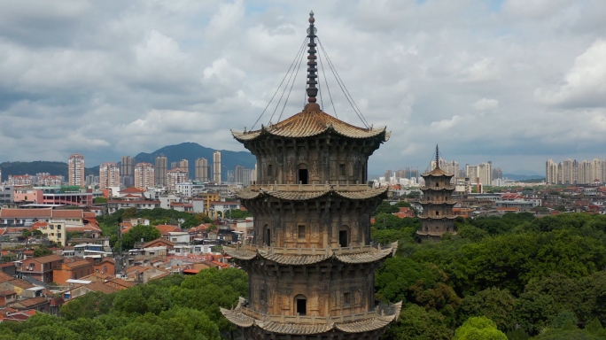 泉州东西塔特写航拍开元寺镇国塔仁寿塔西街