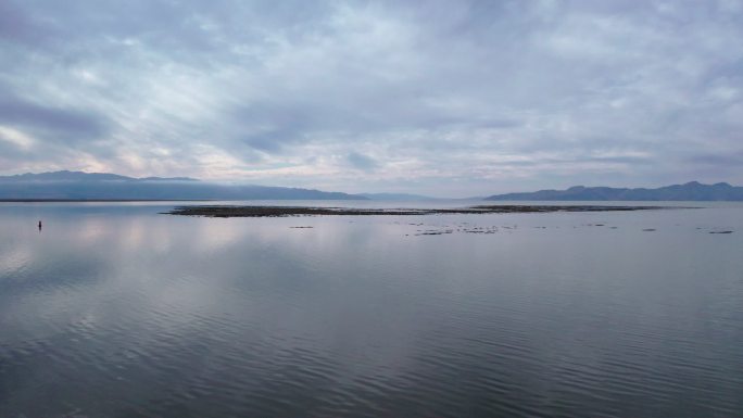 无人机俯瞰大盐湖大海海边