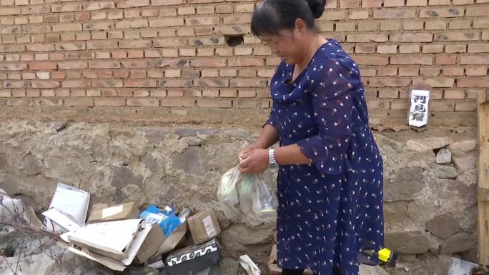 农村妇女收拾院子里垃圾搞卫生乡村文明
