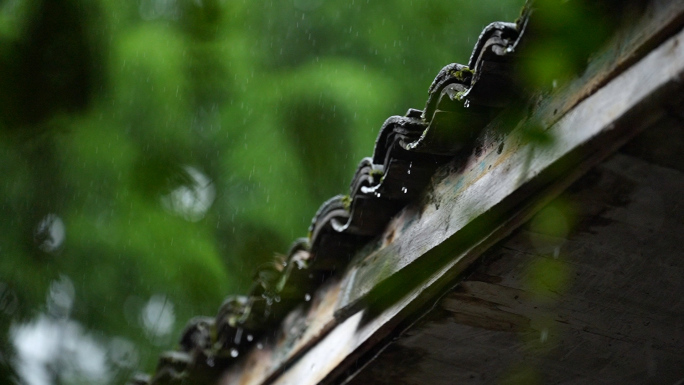 下雨雨景屋檐雨天怀旧老房子