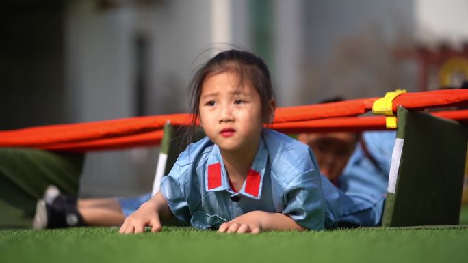 幼儿园红色教育训练--匍匐前进