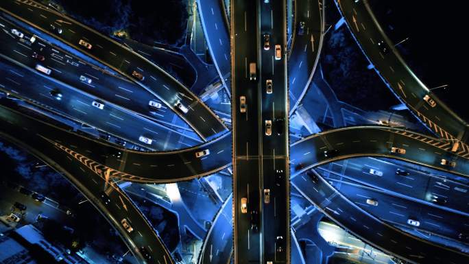 无人机视角：夜间天桥和城市交通