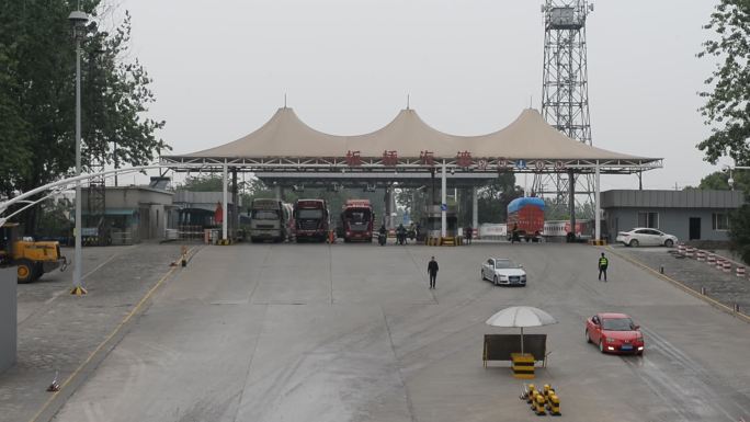 南京板桥汽渡，各种车辆通过轮渡过江。