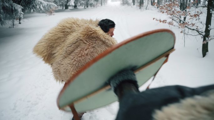 冬天，中世纪的武士和骑士在森林里打仗