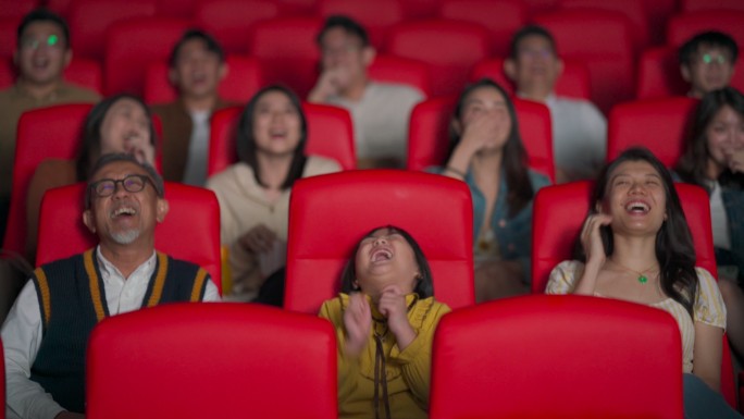 亚裔华人活跃的老人和他的孙女喜欢在电影院看电影