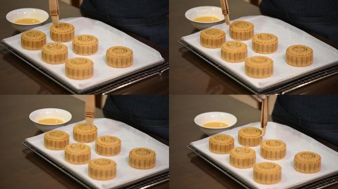面包师用鸡蛋面团在烤盘上画自制的中国月饼