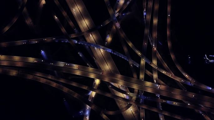 天桥鸟瞰图和夜间繁忙的交通