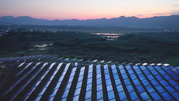 太阳能发电站和太阳能电池板鸟瞰图