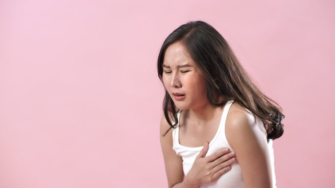 亚洲女性感到剧烈疼痛并害怕心脏病发作