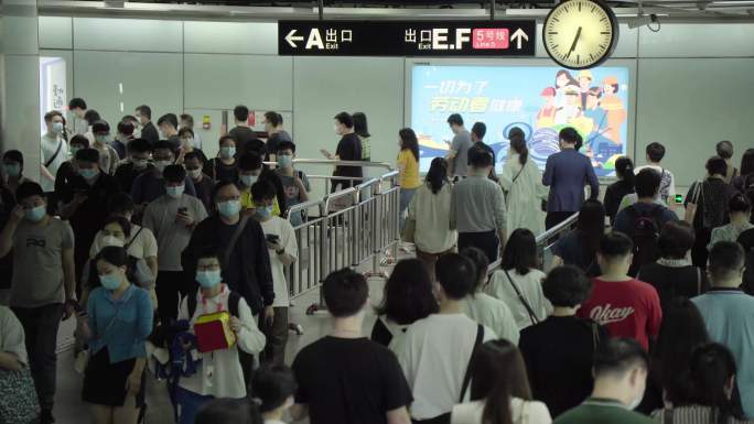 实拍广州地铁上下班高峰期转线人流