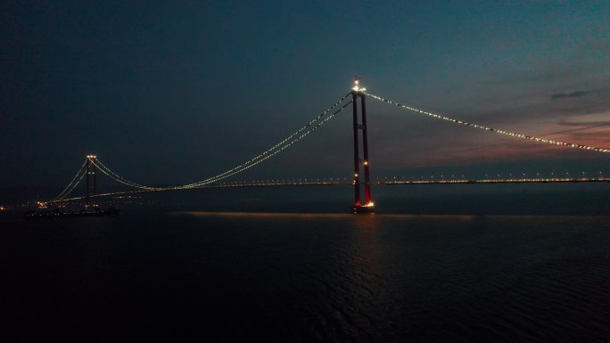 最长的中跨悬索桥施工——Dardanelles 1915 Canakkale大桥夜间4K无人机镜头