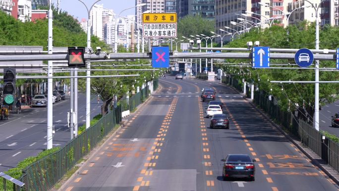 疫情北京街道 戴口罩 骑车 街道 车流