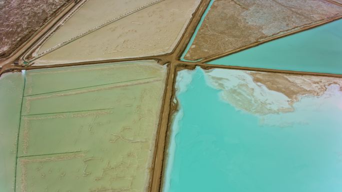 美国内华达州银峰锂矿的空中绿松石色水池