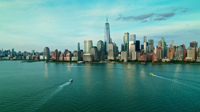 无人机穿越哈德逊河飞往曼哈顿下城