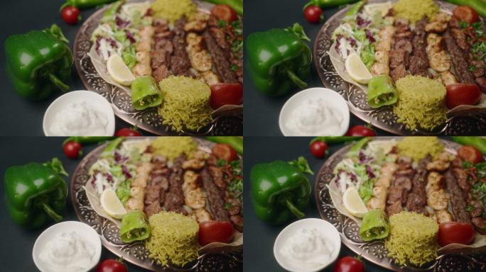 大盘子上的肉丸配米饭和沙拉，装饰后即可食用。土耳其菜烤肉盘