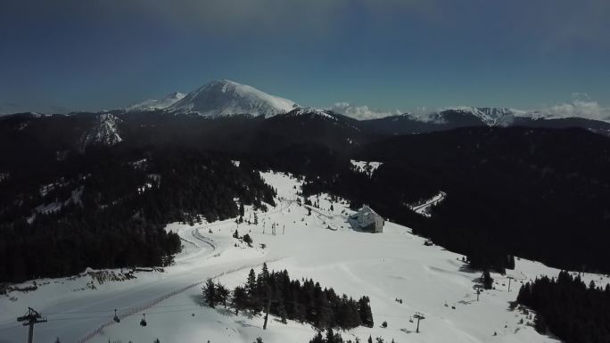 冬季阿尔加兹山滑雪山的镜头