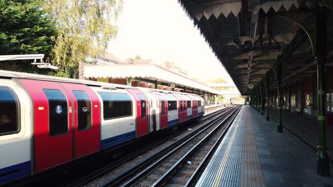 火车正在接近空无一人的伦敦巴克赫斯特山站，火车到了