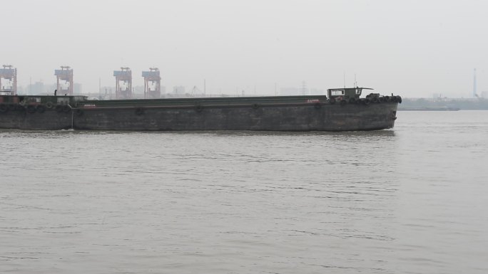 货船行驶在长江上
