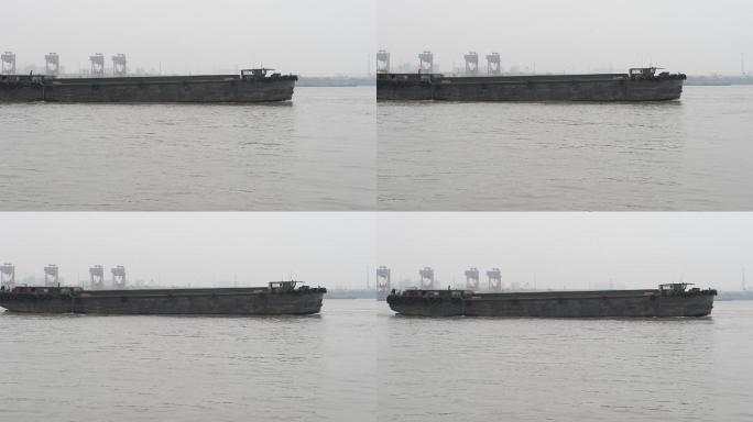 货船行驶在长江上