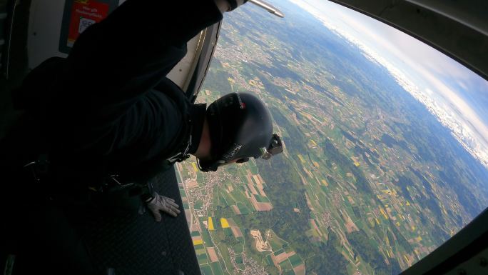 跳伞者翱翔于瑞士的乡村景观之上