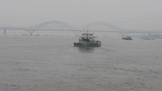长江航运货船通过南京大胜关铁路桥