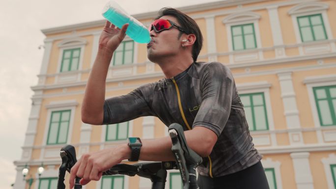 骑自行车的人喝能量饮料