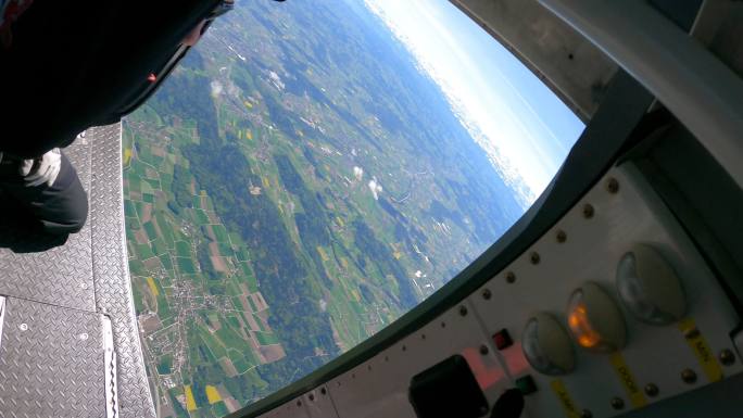 跳伞者翱翔于瑞士的乡村景观之上