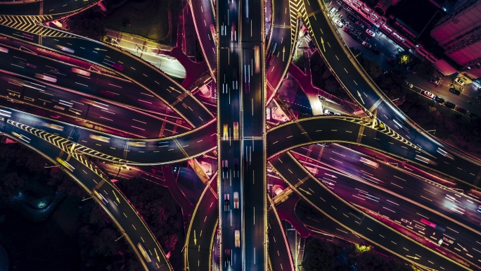 T/L无人机夜间天桥和城市交通视图