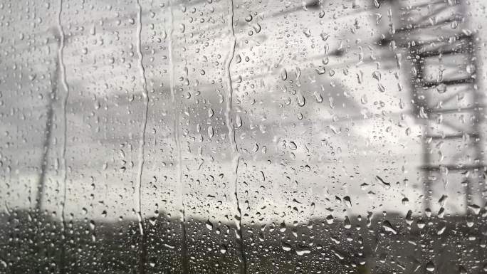 火车窗外的景色，玻璃上的雨滴，忧郁的气氛