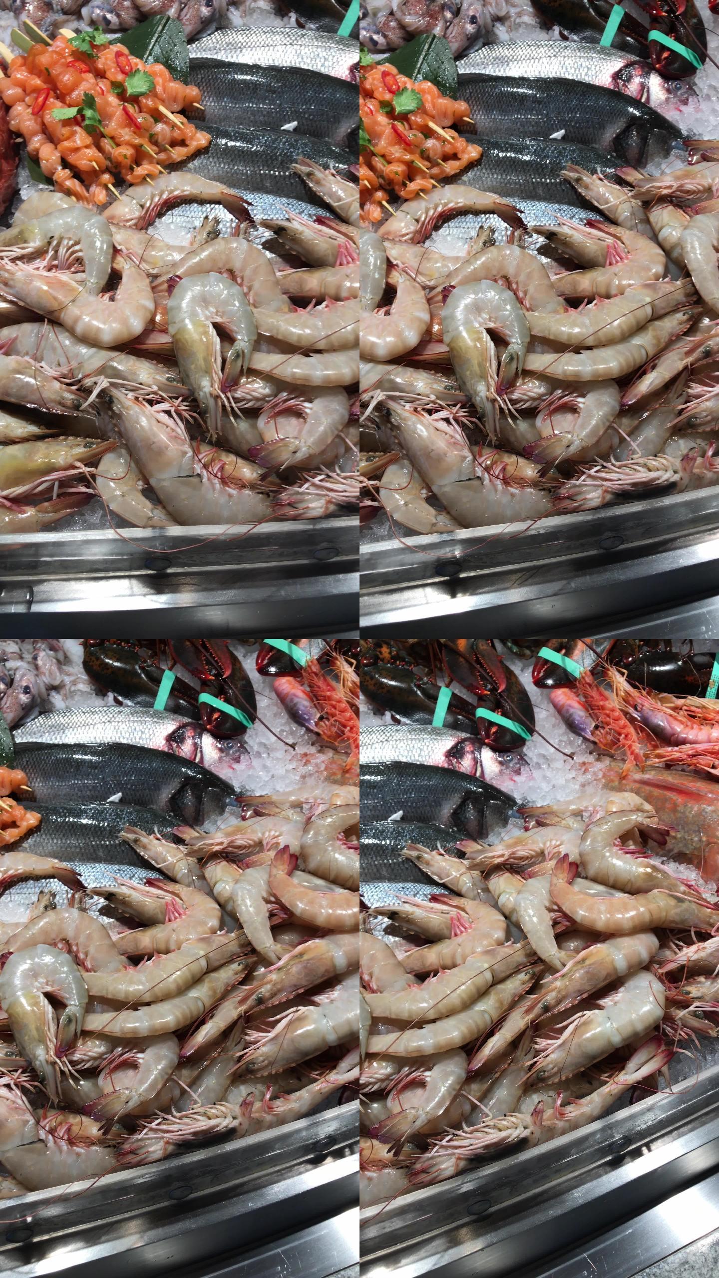 在餐馆或鱼店里，用冰做成粉红色的鲜虾。生海鲜。